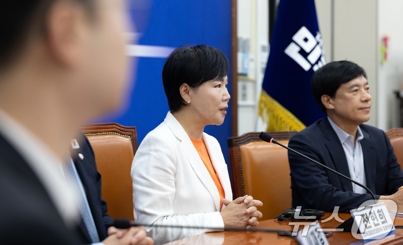 (서울=뉴스1) 이승배 기자 = 전현희 더불어민주당 3대 특검 대응특별위원장이 1일 서울 여의도 국회에서 비공개 회의에 앞서 모두발언하고 있다.3대 특검 종합대응특위는 이날 회의를 …