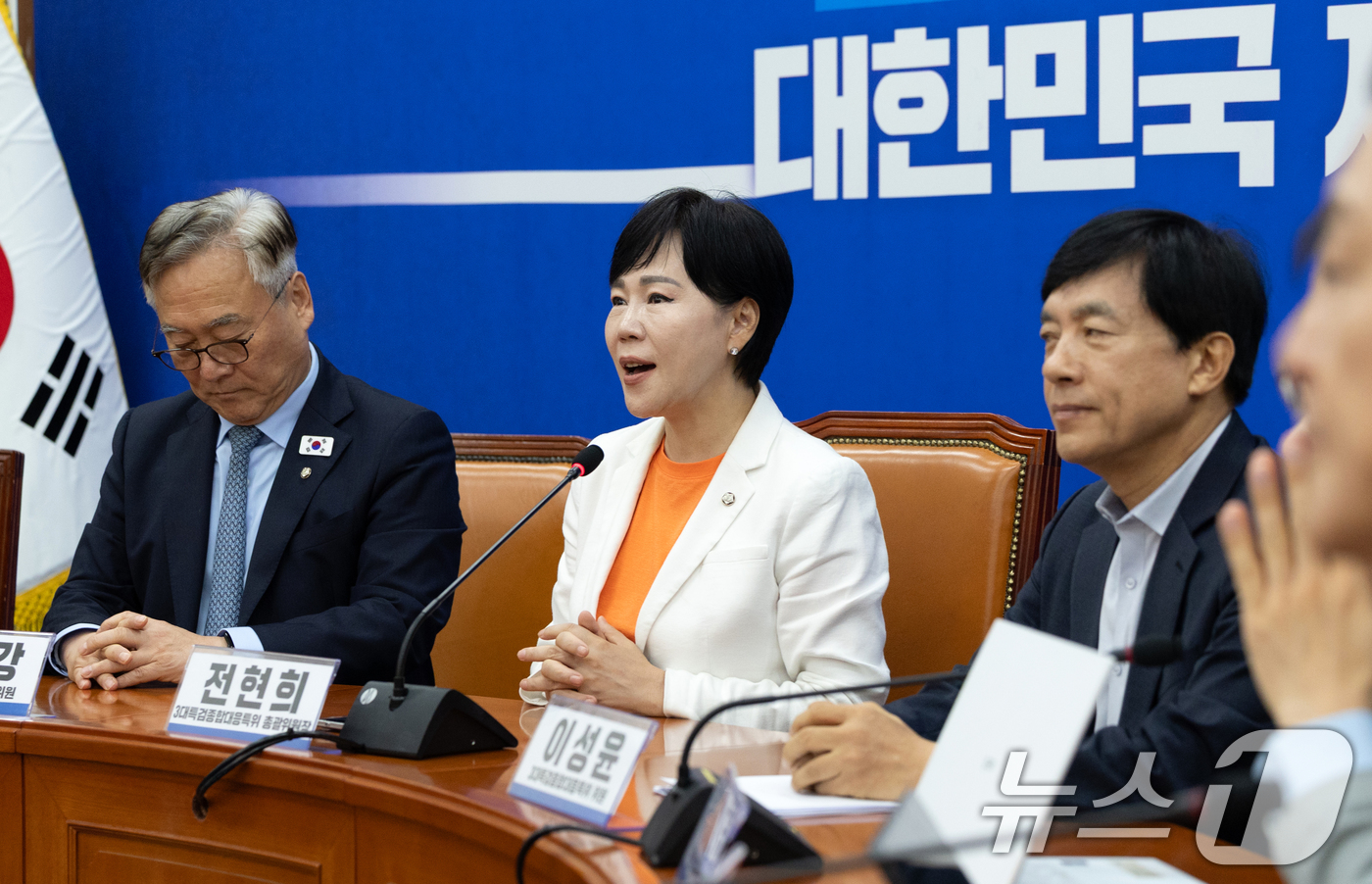 (서울=뉴스1) 이승배 기자 = 전현희 더불어민주당 3대 특검 대응특별위원장이 1일 서울 여의도 국회에서 비공개 회의에 앞서 모두발언하고 있다.3대 특검 종합대응특위는 이날 회의를 …