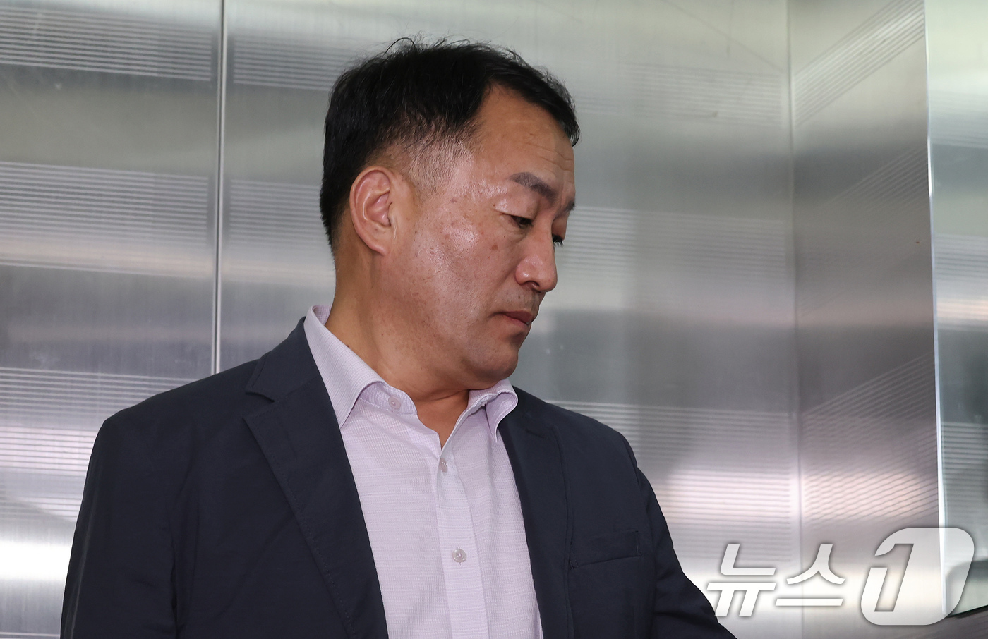 (서울=뉴스1) 장수영 기자 = 김계환 전 해병대 사령관이 1일 오전 서울 서초구 순직해병특검(특별검사 이명현) 사무실로 피의자 신분 9차 조사를 받기 위해 출석하고 있다. 202 …