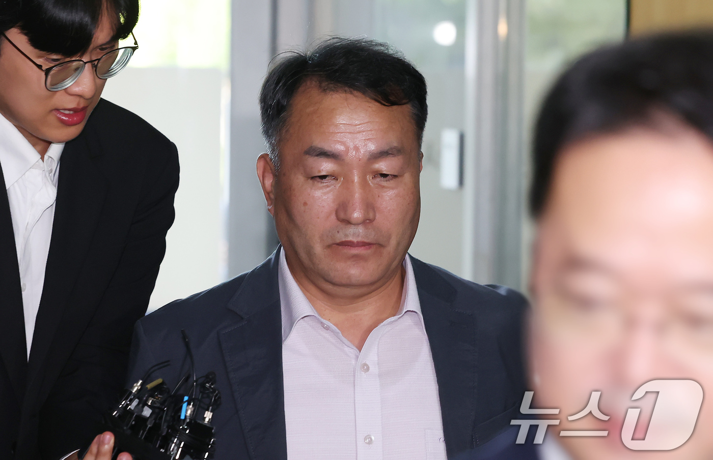 (서울=뉴스1) 장수영 기자 = 김계환 전 해병대 사령관이 1일 오전 서울 서초구 순직해병특검(특별검사 이명현) 사무실로 피의자 신분 9차 조사를 받기 위해 출석하고 있다. 202 …