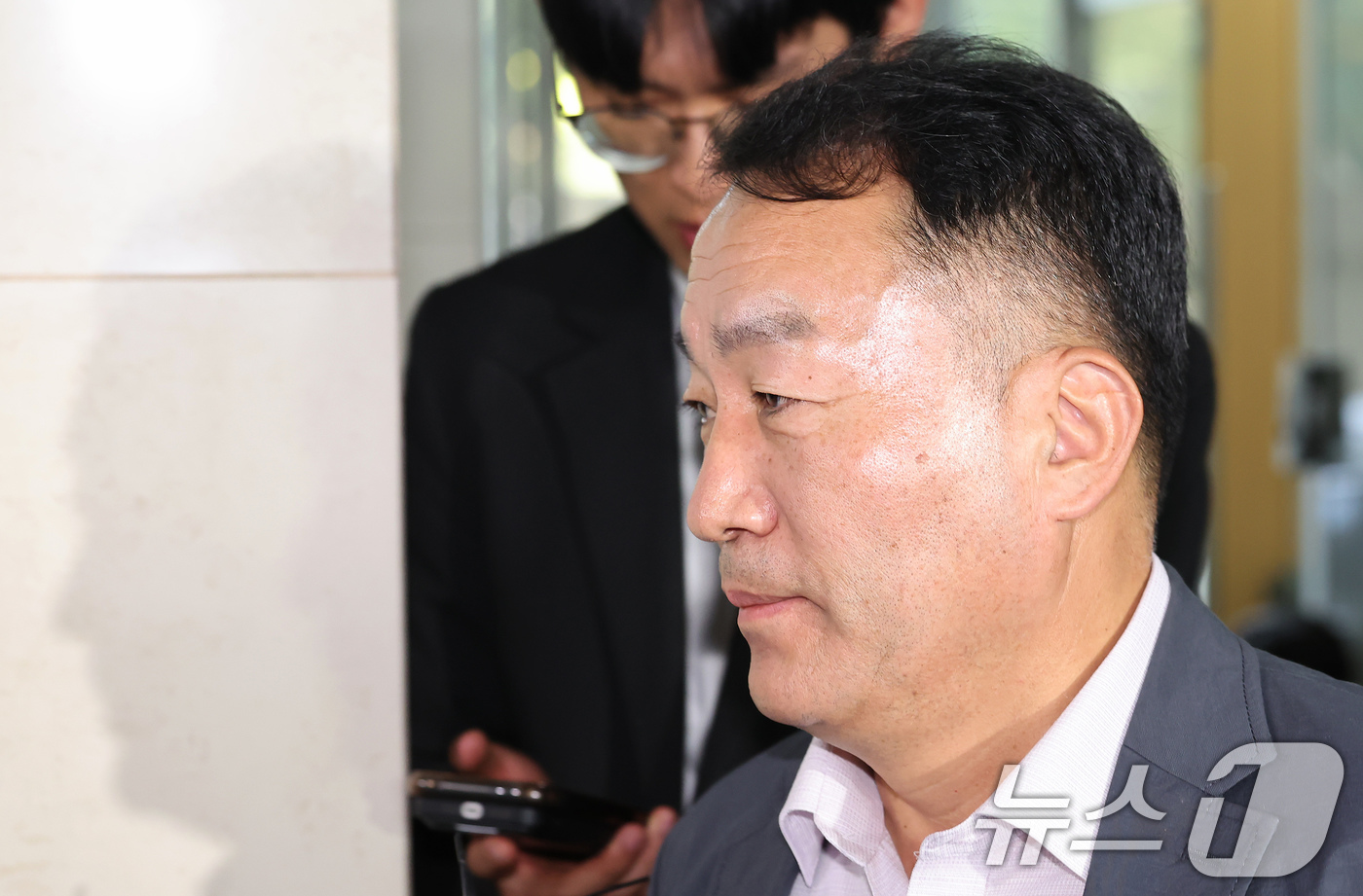 (서울=뉴스1) 장수영 기자 = 김계환 전 해병대 사령관이 1일 오전 서울 서초구 순직해병특검(특별검사 이명현) 사무실로 피의자 신분 9차 조사를 받기 위해 출석하고 있다. 202 …