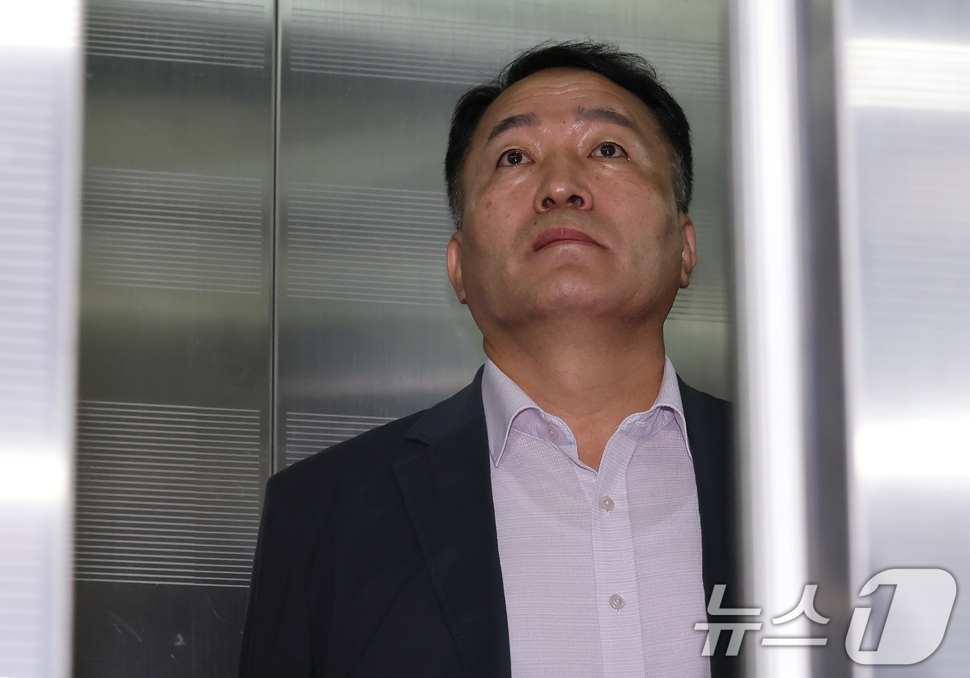 (서울=뉴스1) 장수영 기자 = 김계환 전 해병대 사령관이 1일 오전 서울 서초구 순직해병특검(특별검사 이명현) 사무실로 피의자 신분 9차 조사를 받기 위해 출석하고 있다. 202 …