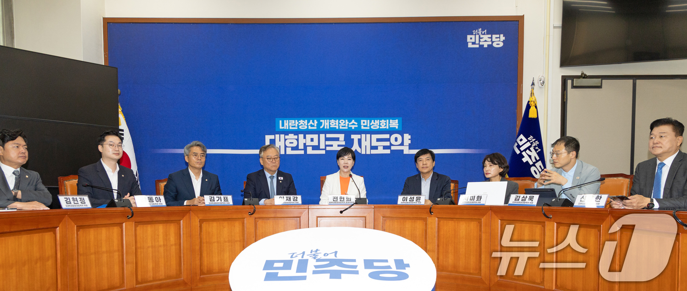 (서울=뉴스1) 이승배 기자 = 전현희 더불어민주당 3대 특검 대응특별위원장이 1일 서울 여의도 국회에서 비공개 회의에 앞서 모두발언하고 있다.3대 특검 종합대응특위는 이날 회의를 …