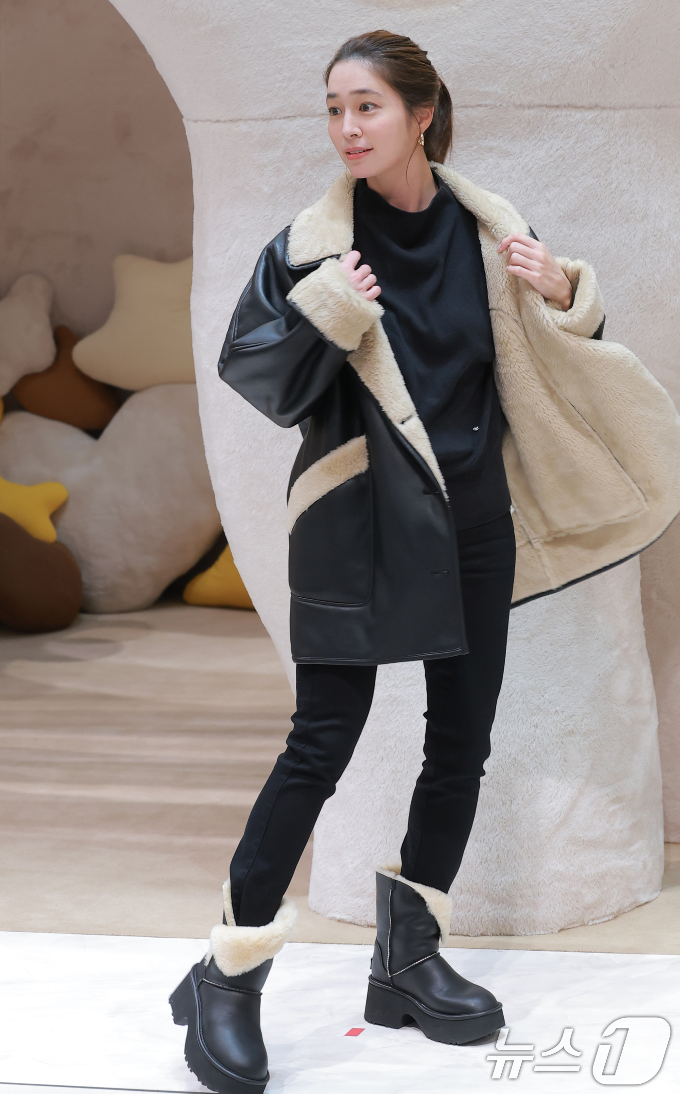 (서울=뉴스1) 권현진 기자 = 배우 이민정이 1일 오전 서울 서초구 신세계백화점 강남점에서 진행된 어그(UGG)의 팝업스토어 오픈 기념 행사에 참석하고 있다. 2025.10.1/ …