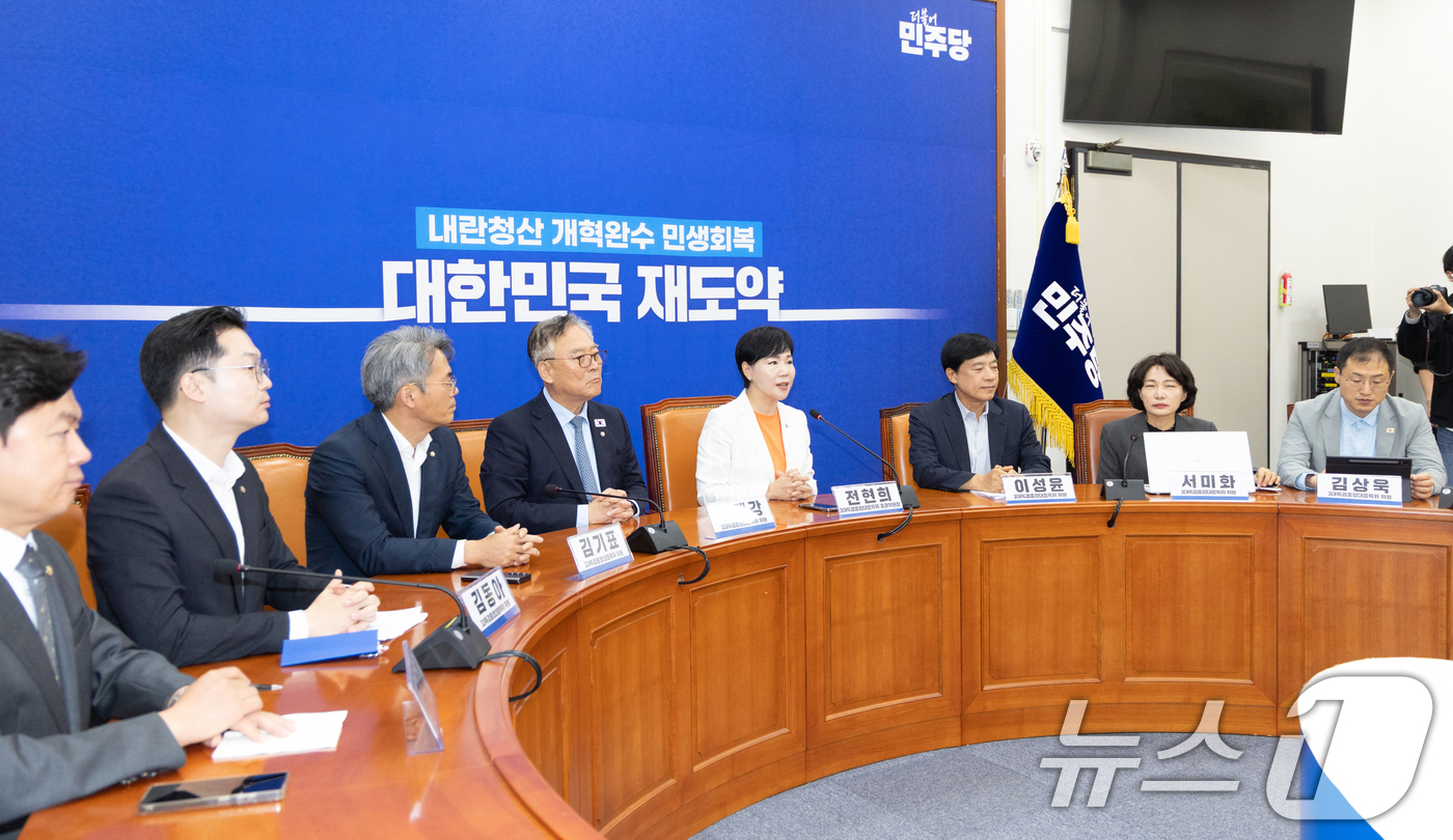 (서울=뉴스1) 이승배 기자 = 전현희 더불어민주당 3대 특검 대응특별위원장이 1일 서울 여의도 국회에서 비공개 회의에 앞서 모두발언하고 있다.3대 특검 종합대응특위는 이날 회의를 …