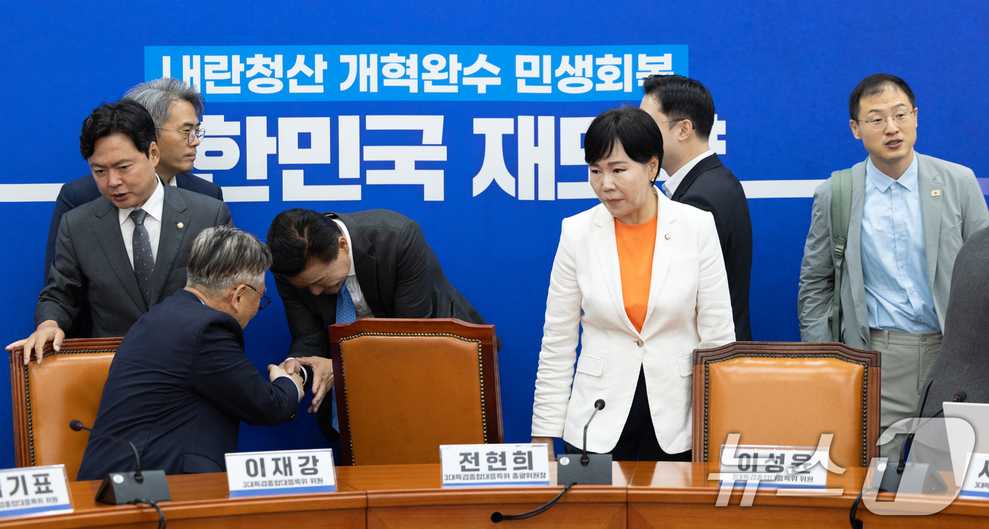 (서울=뉴스1) 이승배 기자 = 전현희 더불어민주당 3대 특검 대응특별위원장이 1일 서울 여의도 국회에서 비공개 회의에 참석하고 있다.3대 특검 종합대응특위는 이날 회의를 통해 김 …