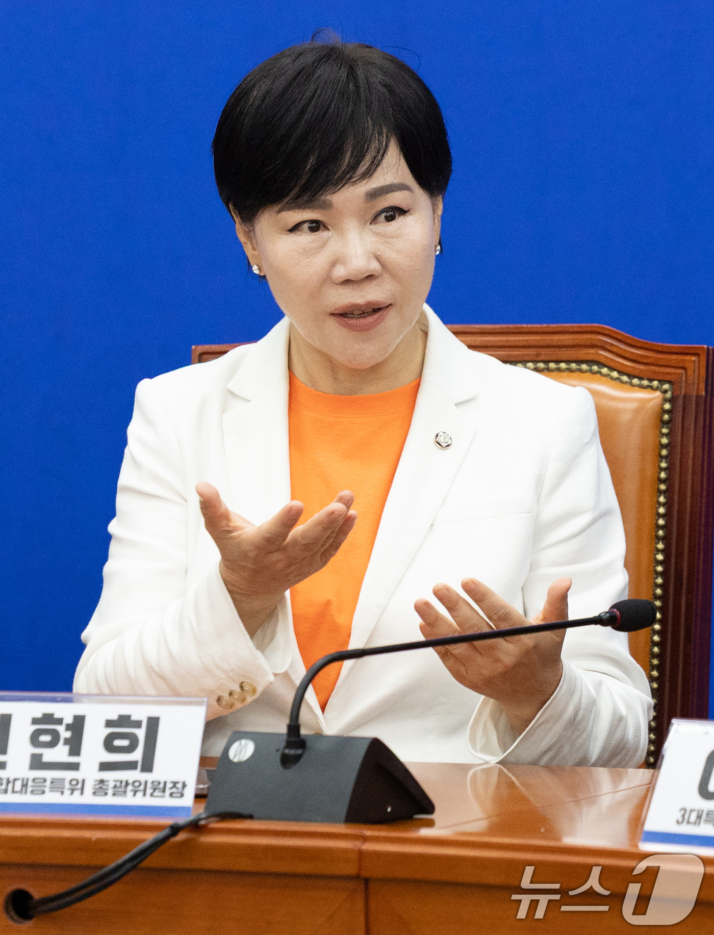 (서울=뉴스1) 이승배 기자 = 전현희 더불어민주당 3대 특검 대응특별위원장이 1일 서울 여의도 국회에서 비공개 회의에 앞서 의원들과 대화하고 있다.3대 특검 종합대응특위는 이날 …