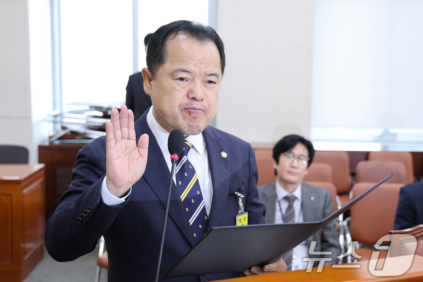 (서울=뉴스1) 신웅수 기자 = 위철환 중앙선거관리위원회 위원 후보자가 1일 서울 여의도 국회에서 열린 행정안전위원회 인사청문회에서 선서를 하고 있다. 2025.10.1/뉴스1