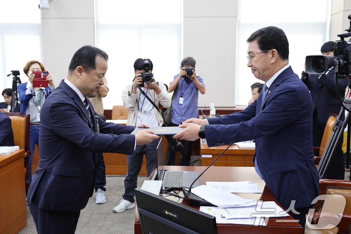 본문 이미지 - 위철환 중앙선거관리위원회 위원 후보자가 1일 서울 여의도 국회에서 열린 행정안전위원회 인사청문회에서 선서문을 신정훈 위원장에게 제출하고 있다. 2025.10.1/뉴스1 ⓒ News1 신웅수 기자