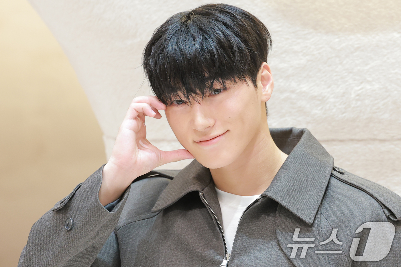 (서울=뉴스1) 권현진 기자 = 에이티즈 산이 1일 오전 서울 서초구 신세계백화점 강남점에서 진행된 어그(UGG)의 팝업스토어 오픈 기념 행사에 참석해 포즈를 취하고 있다. 202 …