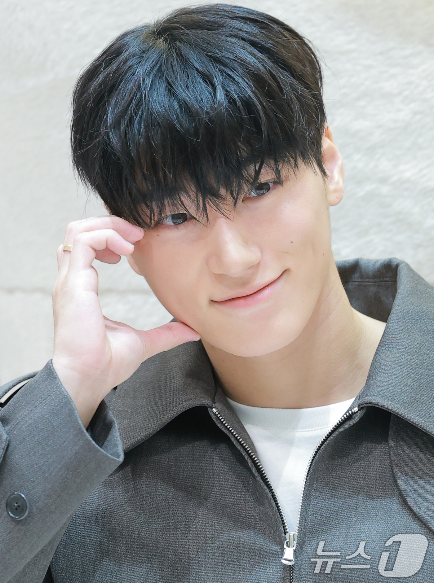 (서울=뉴스1) 권현진 기자 = 에이티즈 산이 1일 오전 서울 서초구 신세계백화점 강남점에서 진행된 어그(UGG)의 팝업스토어 오픈 기념 행사에 참석해 포즈를 취하고 있다. 202 …