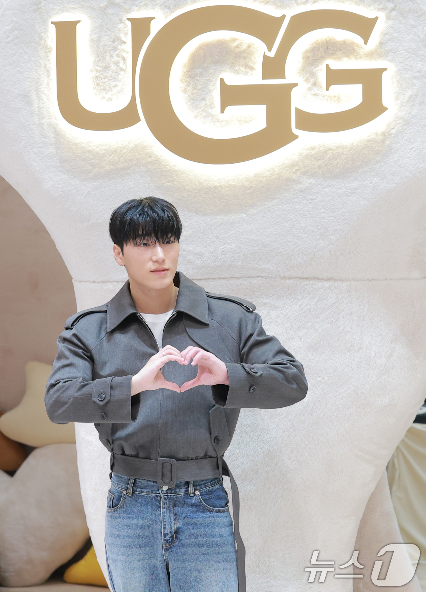 (서울=뉴스1) 권현진 기자 = 에이티즈 산이 1일 오전 서울 서초구 신세계백화점 강남점에서 진행된 어그(UGG)의 팝업스토어 오픈 기념 행사에 참석해 포즈를 취하고 있다. 202 …