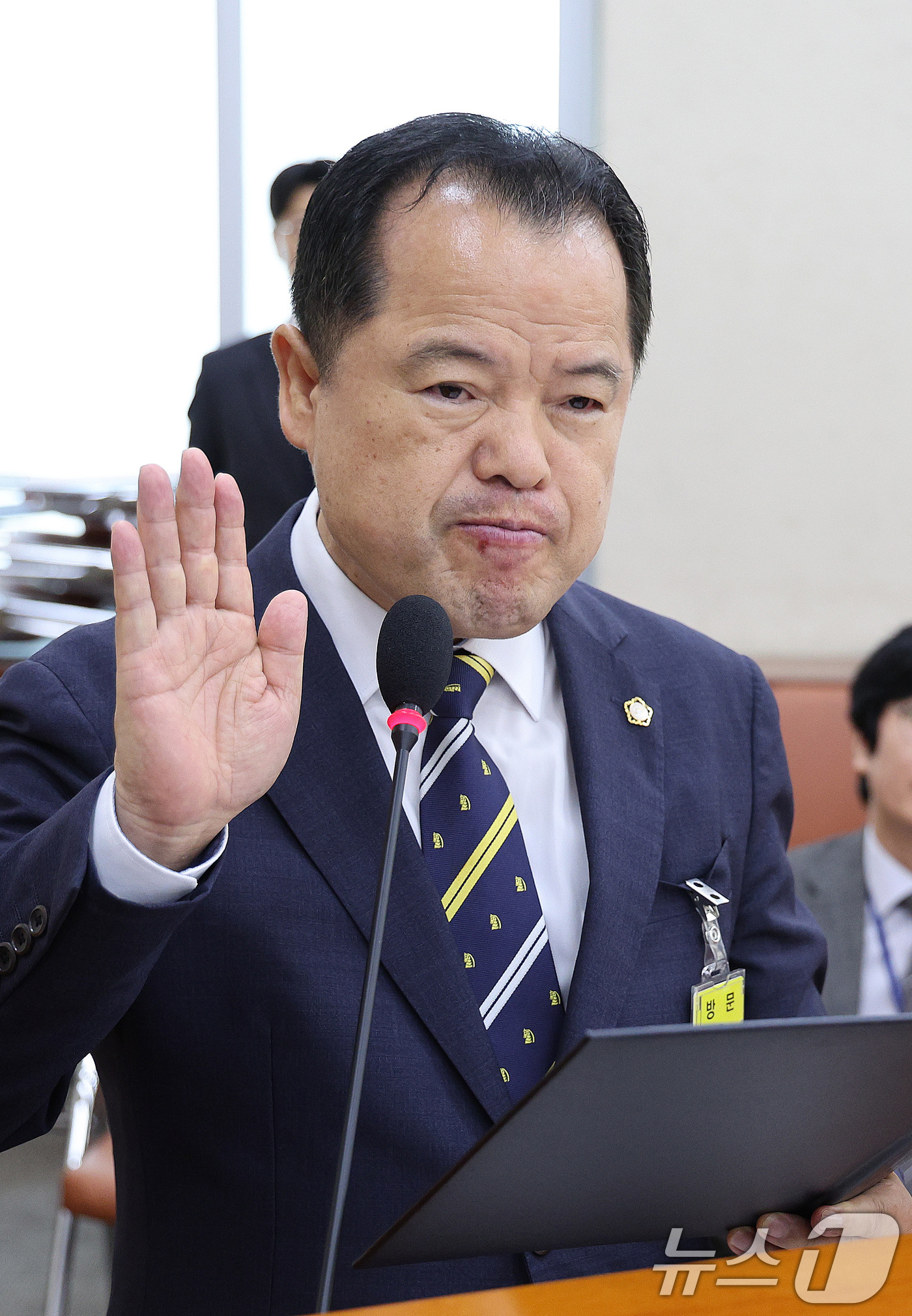 (서울=뉴스1) 신웅수 기자 = 위철환 중앙선거관리위원회 위원 후보자가 1일 서울 여의도 국회에서 열린 행정안전위원회 인사청문회에서 선서를 하고 있다. 2025.10.1/뉴스1