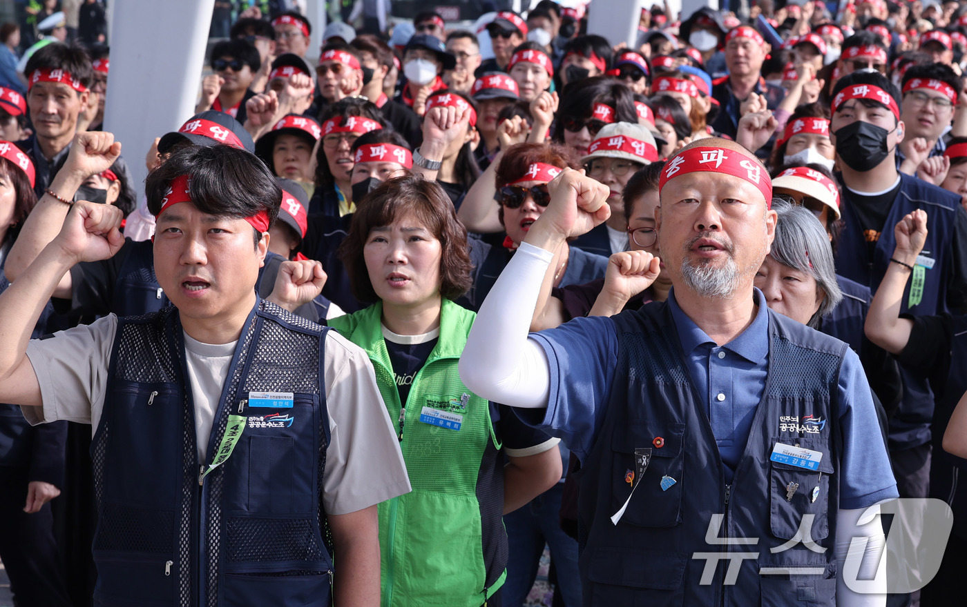 (인천공항=뉴스1) 박지혜 기자 = 인천공항 등 전국 15개 공항 노동자들이 1일 인천국제공항 1터미널에서 열린 무기한 전면파업 1일차 출정식에서 구호를 외치고 있다.전국공항노동자 …
