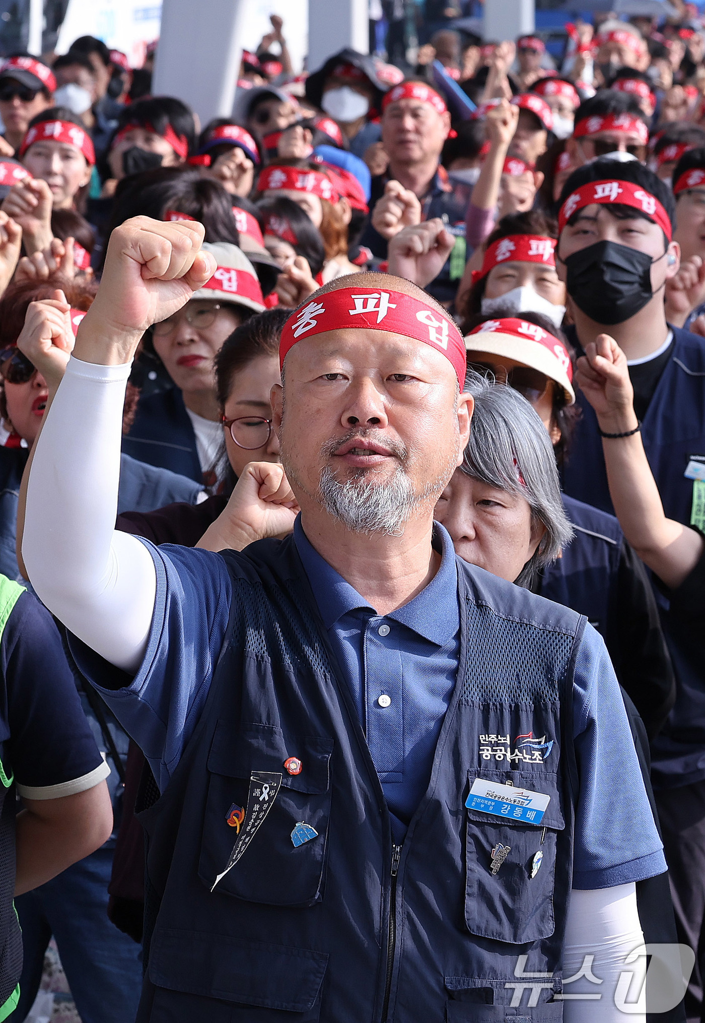 (인천공항=뉴스1) 박지혜 기자 = 인천공항 등 전국 15개 공항 노동자들이 1일 인천국제공항 1터미널에서 열린 무기한 전면파업 1일차 출정식에서 구호를 외치고 있다.전국공항노동자 …