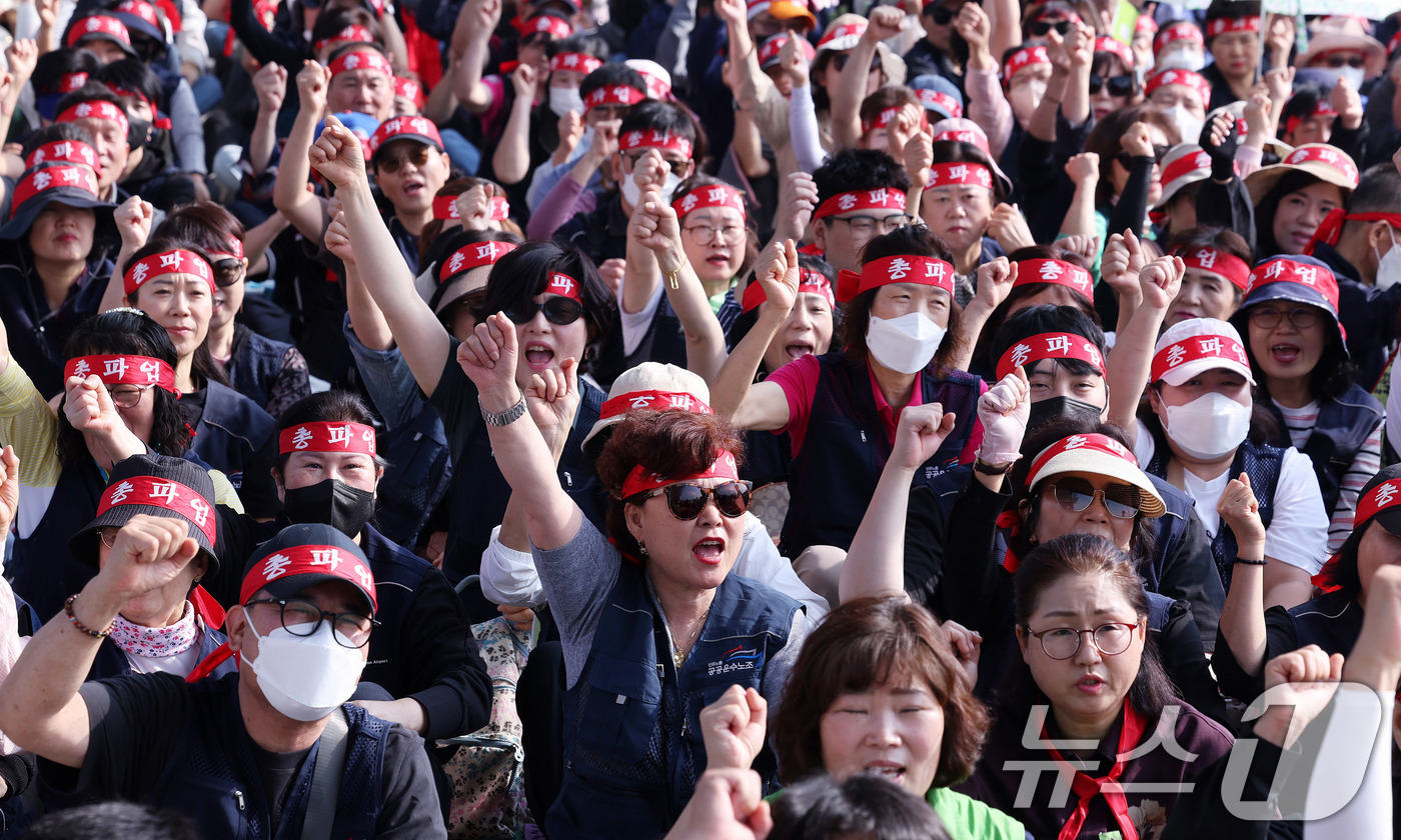(인천공항=뉴스1) 박지혜 기자 = 인천공항 등 전국 15개 공항 노동자들이 1일 인천국제공항 1터미널에서 열린 무기한 전면파업 1일차 출정식에서 구호를 외치고 있다.전국공항노동자 …