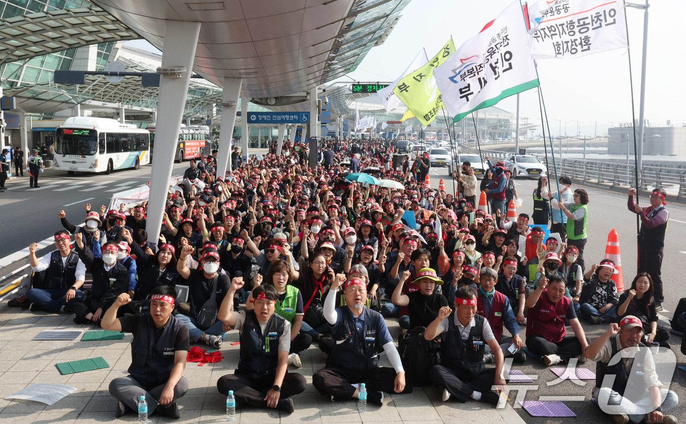 (인천공항=뉴스1) 박지혜 기자 = 인천공항 등 전국 15개 공항 노동자들이 1일 인천국제공항 1터미널에서 열린 무기한 전면파업 1일차 출정식에서 구호를 외치고 있다.전국공항노동자 …