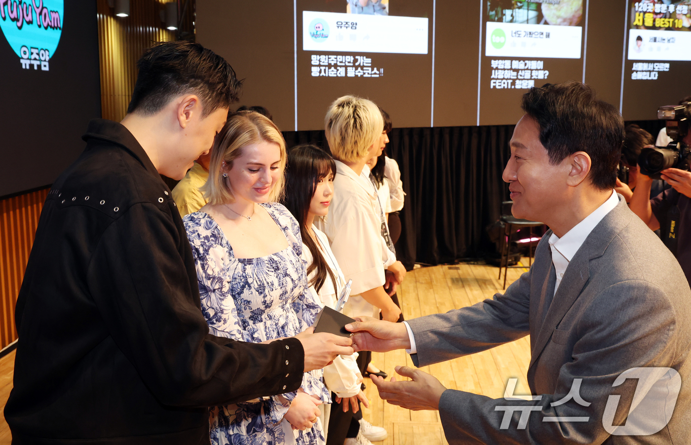 (서울=뉴스1) 김명섭 기자 = 오세훈 서울시장이 1일 오전 서울 중구 시청 다목적홀에서 열린 서울 인플루언서 어워즈에서 상을 전달하고 있다.  2025.10.1/뉴스1