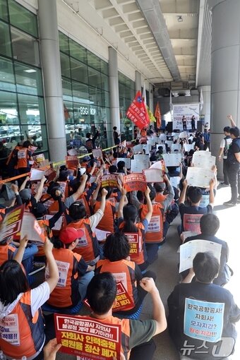 본문 이미지 - 1일 오전 제주국제공항 1게이트 앞에서 민주노총 공공연대노동조합 제주공항지부와 전국공항노조 제주지부가 총파업 출정식을 하고 있다.2025.10.01/뉴스1 ⓒ News1 홍수영 기자