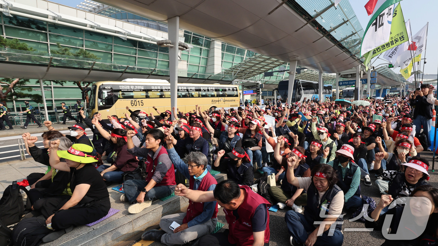 (인천공항=뉴스1) 박지혜 기자 = 인천공항 등 전국 15개 공항 노동자들이 1일 인천국제공항 1터미널에서 열린 무기한 전면파업 1일차 출정식에서 구호를 외치고 있다.전국공항노동자 …