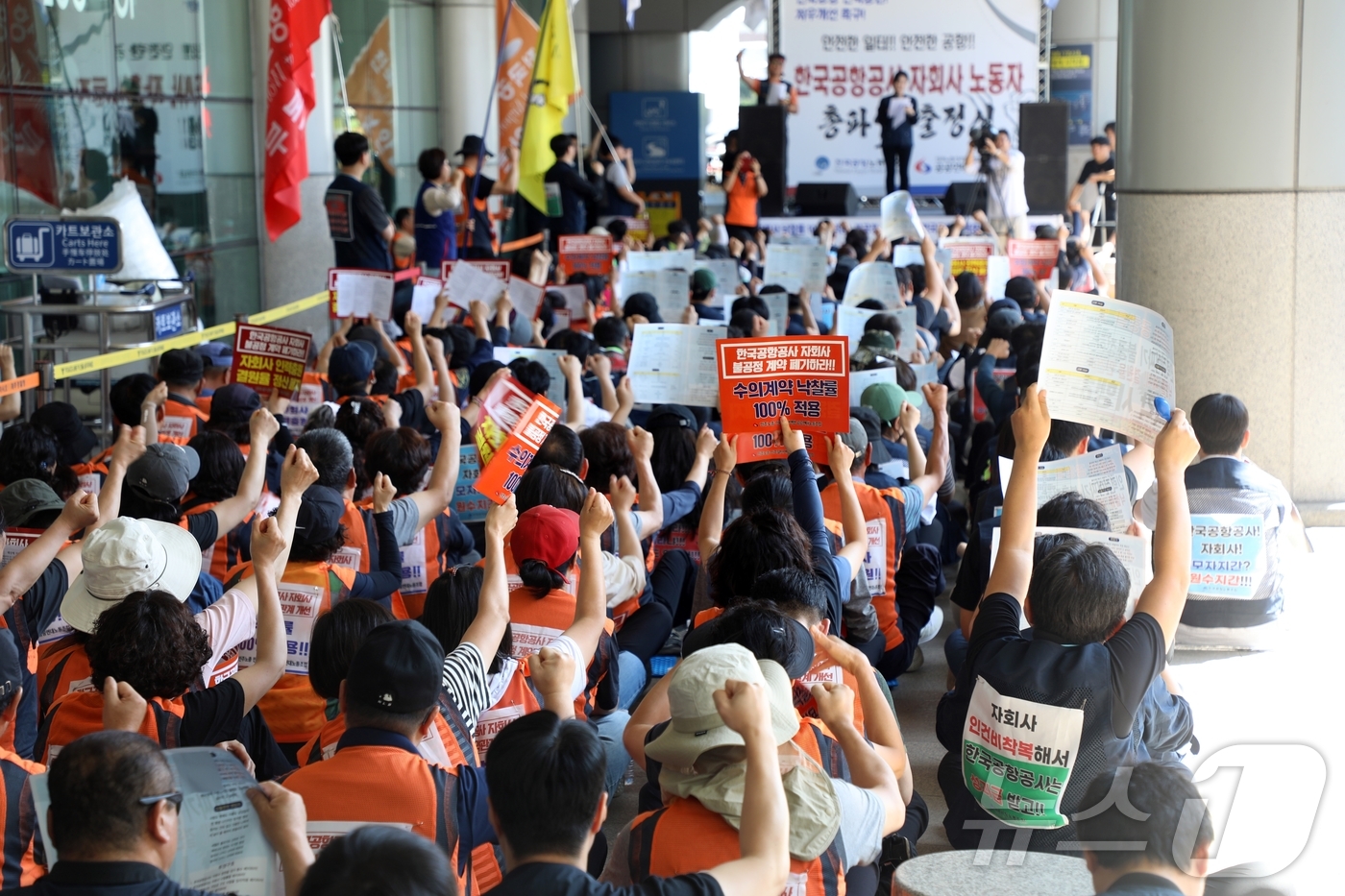 (제주=뉴스1) 홍수영 기자 = 1일 오전 제주국제공항 1게이트 앞에서 민주노총 공공연대노동조합 제주공항지부와 전국공항노조 제주지부가 총파업 출정식을 하고 있다. 이번 파업에 참여 …