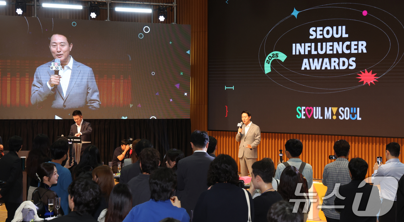 (서울=뉴스1) 김명섭 기자 = 오세훈 서울시장이 1일 오전 서울 중구 시청 다목적홀에서 열린 서울 인플루언서 어워즈에서 인사말을 하고 있다. 2025.10.1/뉴스1