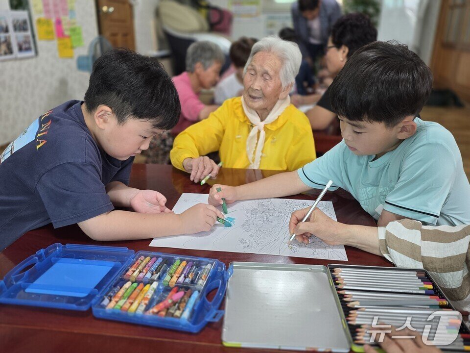 본문 이미지 - 학생들이 마을 할머니와 함께 색칠놀이 봉사활동을 하고 있다.&#40;전남도교육청 제공, 재판매 및 DB 금지&#41;/뉴스1  