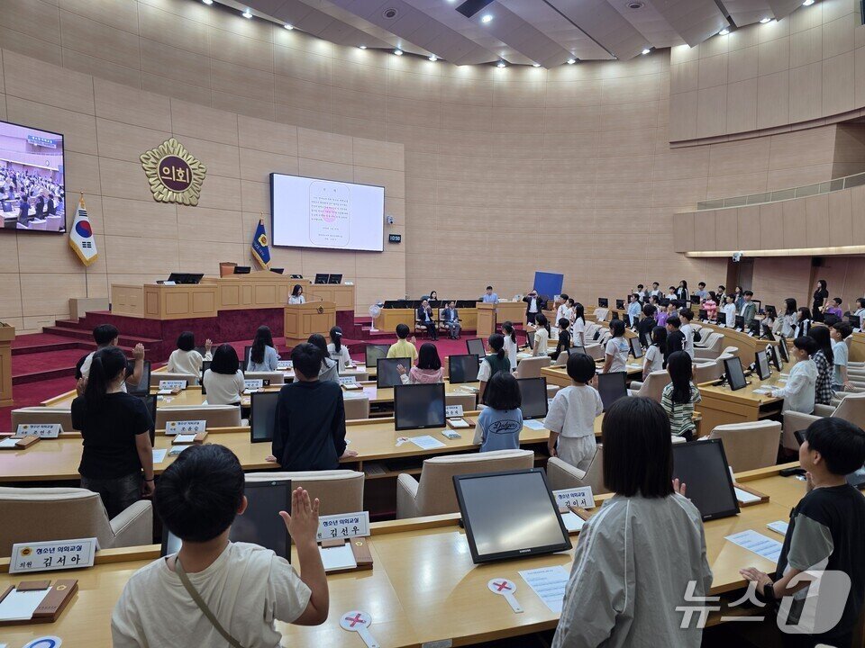 본문 이미지 - &#39;청소년 의회교실&#39;에서 학생들이 찬반토론에 나서고 있다.&#40;전남도교육청 제공, 재판매 및 DB 금지&#41;/뉴스1 