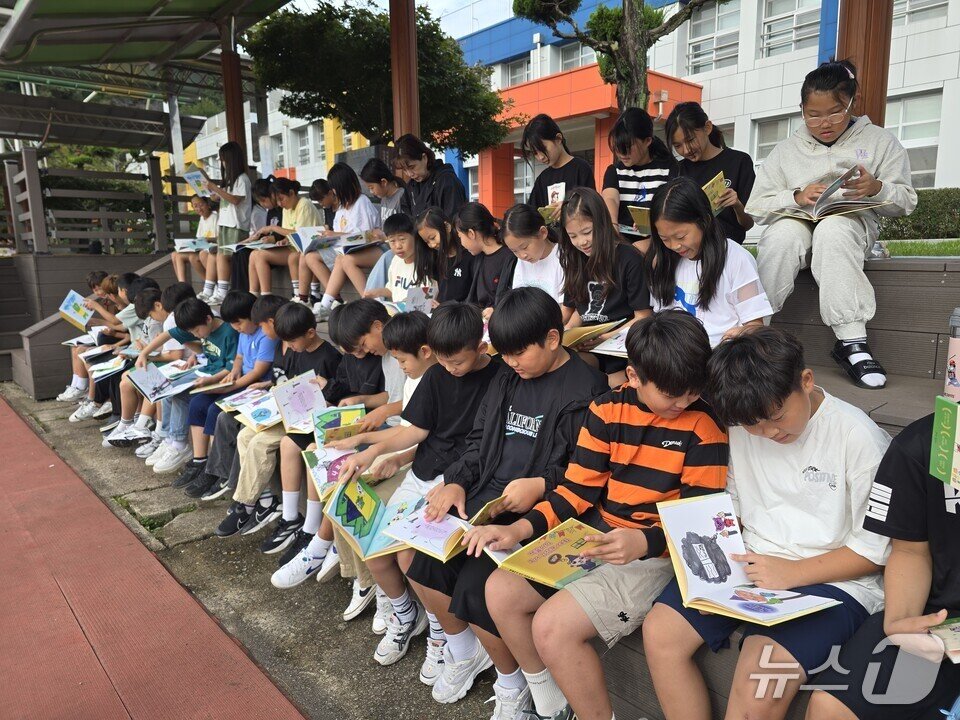 본문 이미지 - 학생들이 자신들이 펴낸 책을 보며 즐거워하고 있다.&#40;전남도교육청 제공, 재판매 및 DB 금지&#41;/뉴스1  
