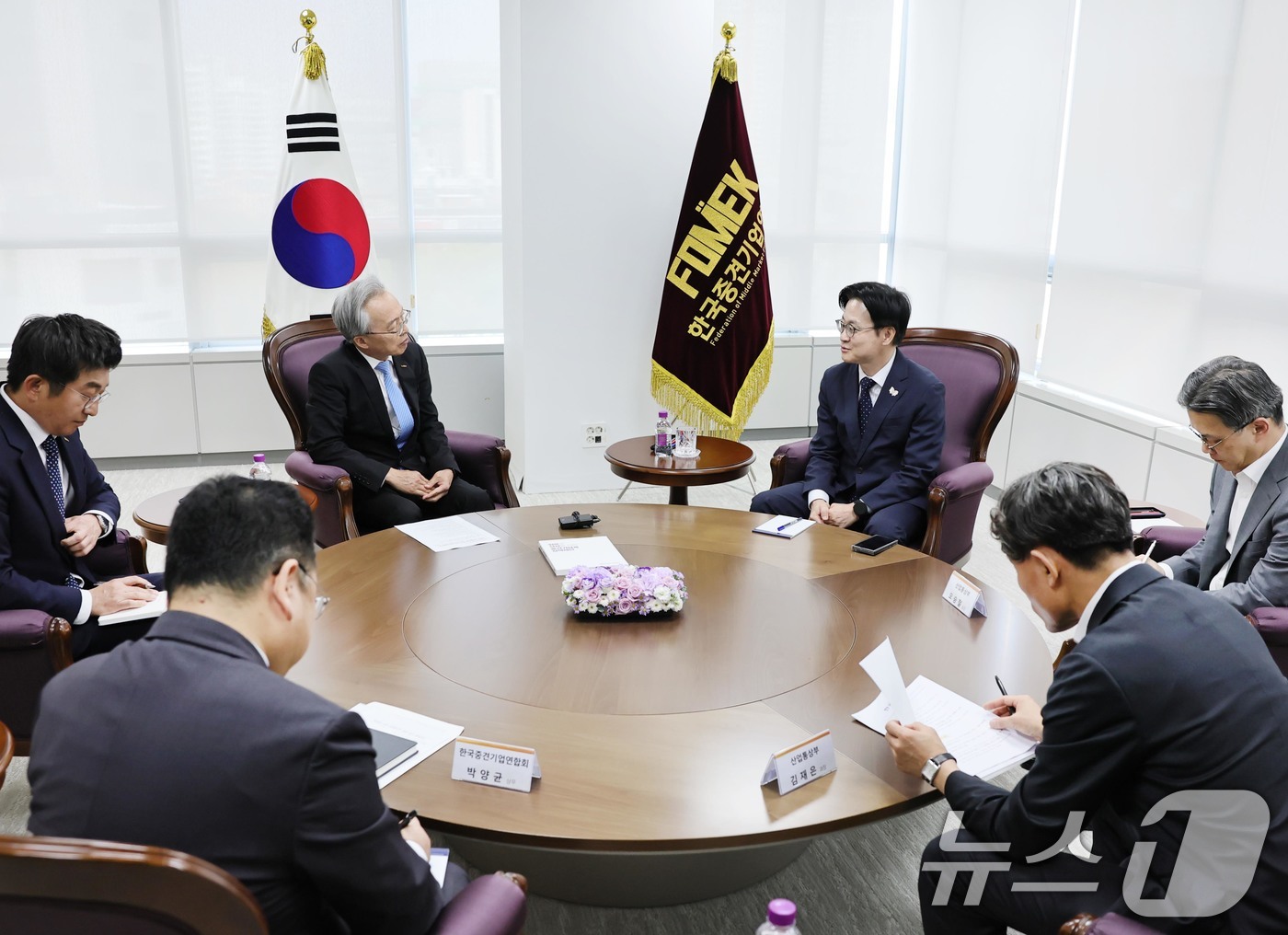 (서울=뉴스1) = 김정관 산업통상자원부 장관이 1일 서울 마포구 한국중견기업연합회를 방문해 최진식 한국중견기업연합회 회장과 면담을 나누고 있다. (산업통상자원부 제공. 재판매 및 …