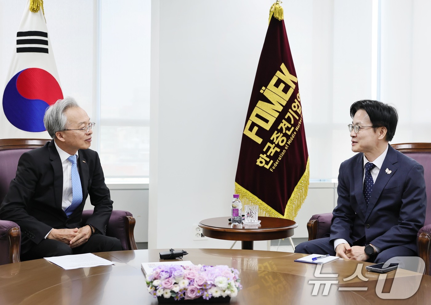 (서울=뉴스1) = 김정관 산업통상자원부 장관이 1일 서울 마포구 한국중견기업연합회를 방문해 최진식 한국중견기업연합회 회장과 면담을 나누고 있다. (산업통상자원부 제공. 재판매 및 …