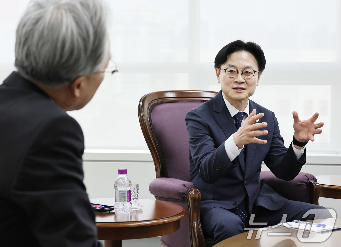 (서울=뉴스1) = 김정관 산업통상자원부 장관이 1일 서울 마포구 한국중견기업연합회를 방문해 최진식 한국중견기업연합회 회장과 면담을 나누고 있다. (산업통상자원부 제공. 재판매 및 …