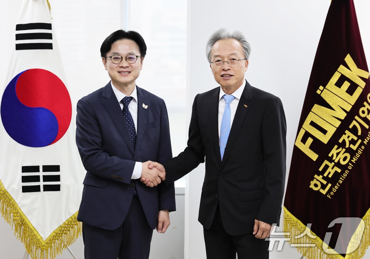 (서울=뉴스1) = 김정관 산업통상자원부 장관이 1일 서울 마포구 한국중견기업연합회를 방문해 최진식 한국중견기업연합회 회장과 기념 촬영을 하고 있다. (산업통상자원부 제공. 재판매 …