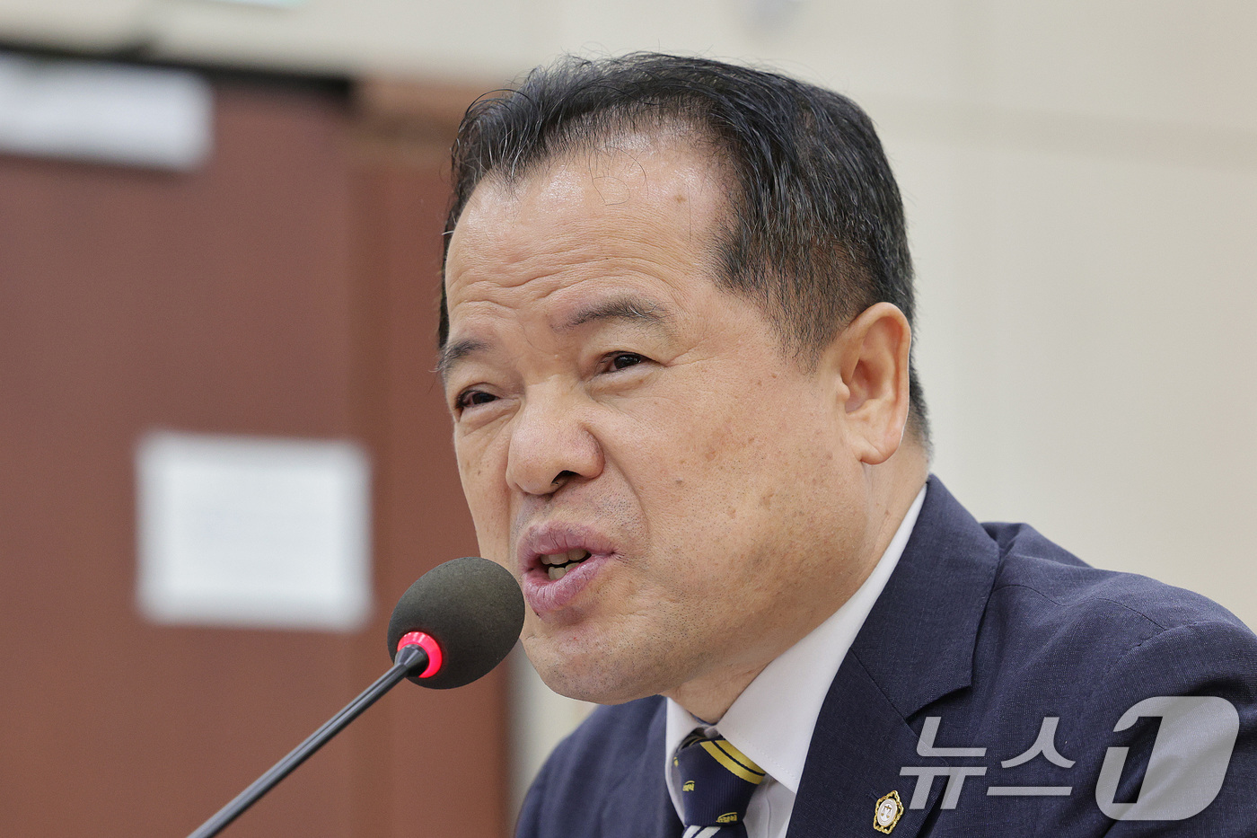 (서울=뉴스1) 신웅수 기자 = 위철환 중앙선거관리위원회 위원 후보자가 1일 서울 여의도 국회에서 열린 행정안전위원회 인사청문회에서 의원 질의에 답변하고 있다. 2025.10.1/ …