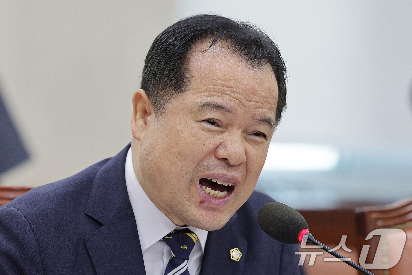 (서울=뉴스1) 신웅수 기자 = 위철환 중앙선거관리위원회 위원 후보자가 1일 서울 여의도 국회에서 열린 행정안전위원회 인사청문회에서 의원 질의에 답변하고 있다. 2025.10.1/ …