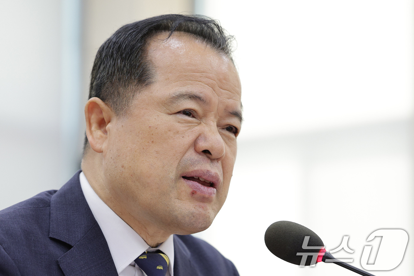 (서울=뉴스1) 신웅수 기자 = 위철환 중앙선거관리위원회 위원 후보자가 1일 서울 여의도 국회에서 열린 행정안전위원회 인사청문회에서 의원 질의에 답변하고 있다. 2025.10.1/ …