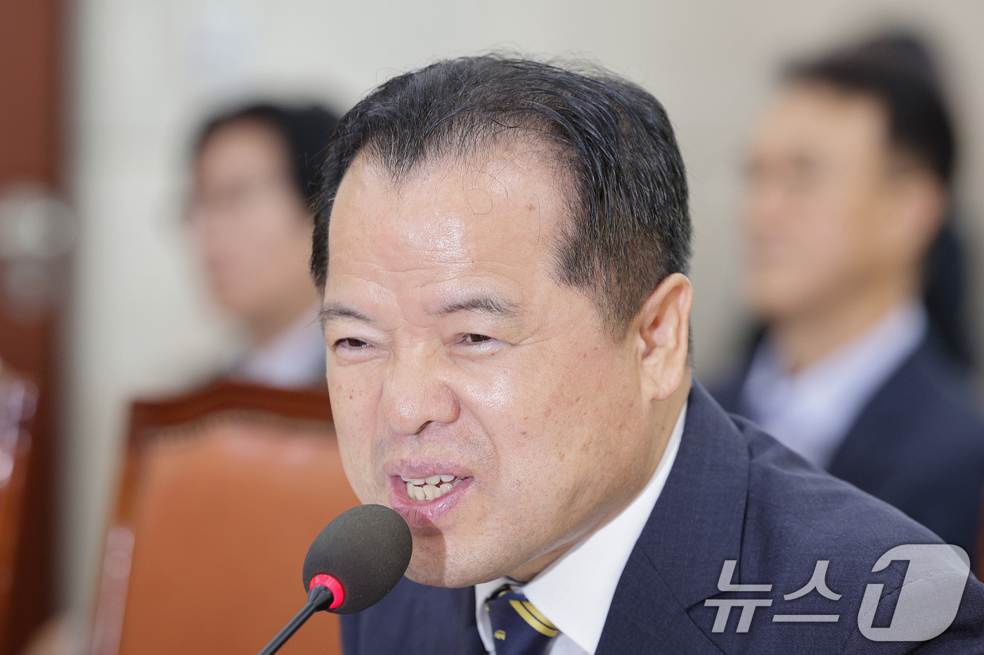 (서울=뉴스1) 신웅수 기자 = 위철환 중앙선거관리위원회 위원 후보자가 1일 서울 여의도 국회에서 열린 행정안전위원회 인사청문회에서 의원 질의에 답변하고 있다. 2025.10.1/ …