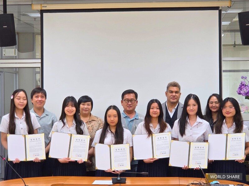 본문 이미지 - 쭐라롱껀 대학교 장학생들이 장학증서를 들고 기념촬영을 하고 있다. / 사진=월드쉐어 제공