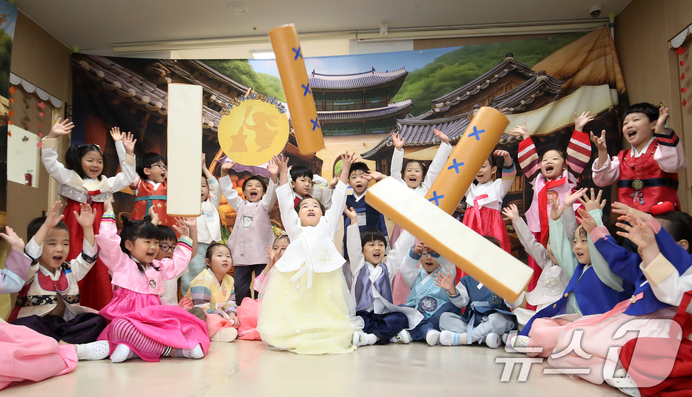 (부산=뉴스1) 윤일지 기자 = 추석 연휴를 앞둔 1일 부산 부산진구청 직장어린이집에서 한복을 곱게 차려 입은 어린이들이 윷놀이를 즐기고 있다.   2025.10.1/뉴스1