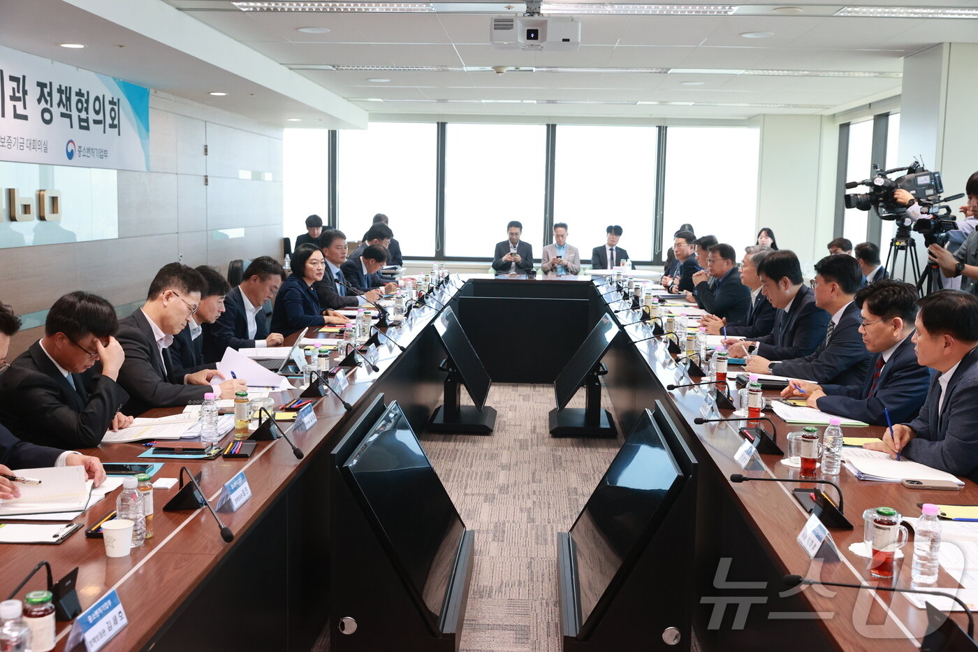 본문 이미지 - 한성숙 중소벤처기업부 장관이 1일 서울 영등포구 기술보증기금 서울지점에서 열린 &#39;중기부-공공기관 정책협의회&#39;에서 모두발언을 하고 있다. &#40;중기부 제공&#41;