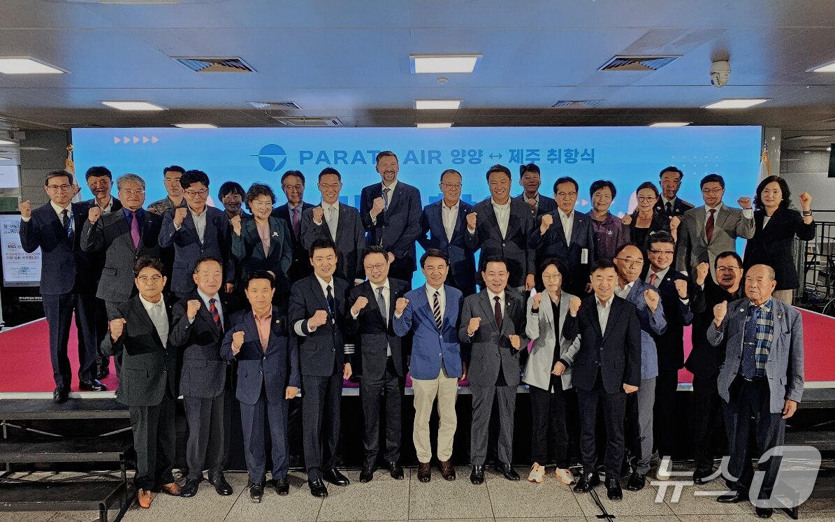 본문 이미지 - 지난달 30일 양양공항에서 열린 파라타항공 양양-제주 취항 기념 행사에 윤철민 파라타항공 대표이사&#40;앞줄 왼쪽 5번째&#41;와 서상원 운항본부장&#40;앞줄 왼쪽 4번째&#41;, 김진태 강원도지사&#40;앞줄 왼쪽 6번째&#41; 등 참석자들이 기념 사진을 촬영했다&#40;파라타항공 제공&#41;. 2025.09.30.