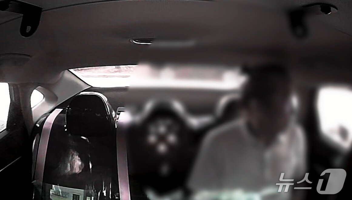 본문 이미지 - B 씨가 순찰차를 타고 A 씨를 함께 추격하는 모습. &#40;경기남부경찰청 제공. 재판매 및 DB 금지&#41; 2025.10.1/뉴스1