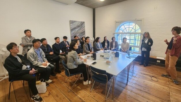 본문 이미지 - 덴마크를 방문한 충북교육청 국외연수단.(충북교육청 제공. 재판매 및 DB금지)/뉴스1