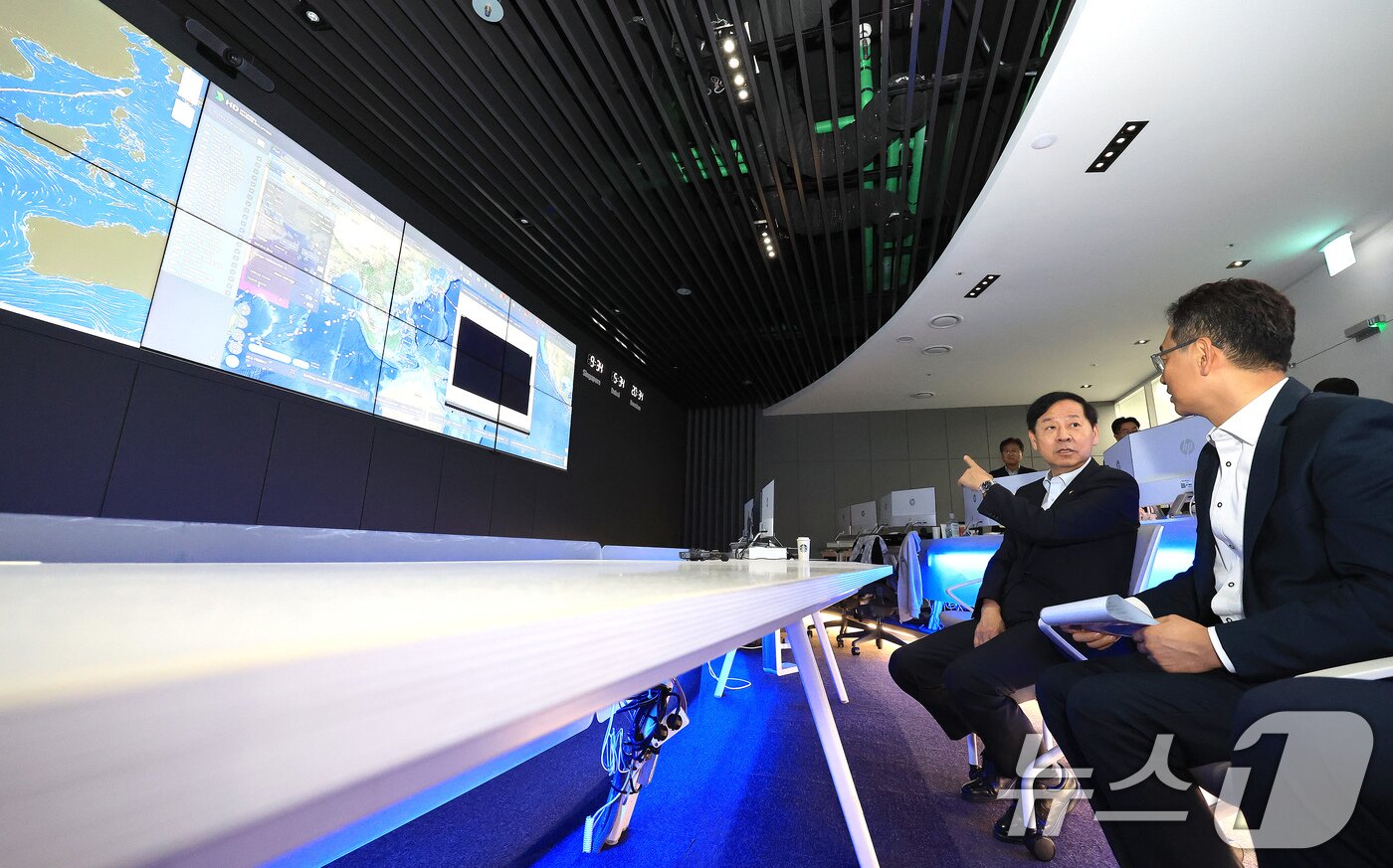 본문 이미지 - 구윤철 경제부총리 겸 기획재정부 장관이 1일 경기 성남시 분당구 HD현대 글로벌 R&D센터에서 열린 AI 대전환 릴레이 현장 간담회에 앞서 디지털 관제센터를 둘러보고 있다. 2025.10.1/뉴스1 ⓒ News1 이호윤 기자