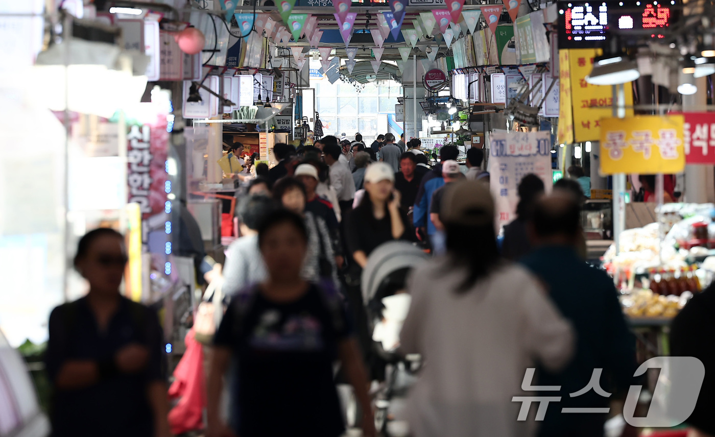 (서울=뉴스1) 김성진 기자 = 추석 연휴를 앞둔 1일 서울 양천구 목사랑시장이 제수용품을 구입하려는 시민들로 북적이고 있다. 2025.10.1/뉴스1