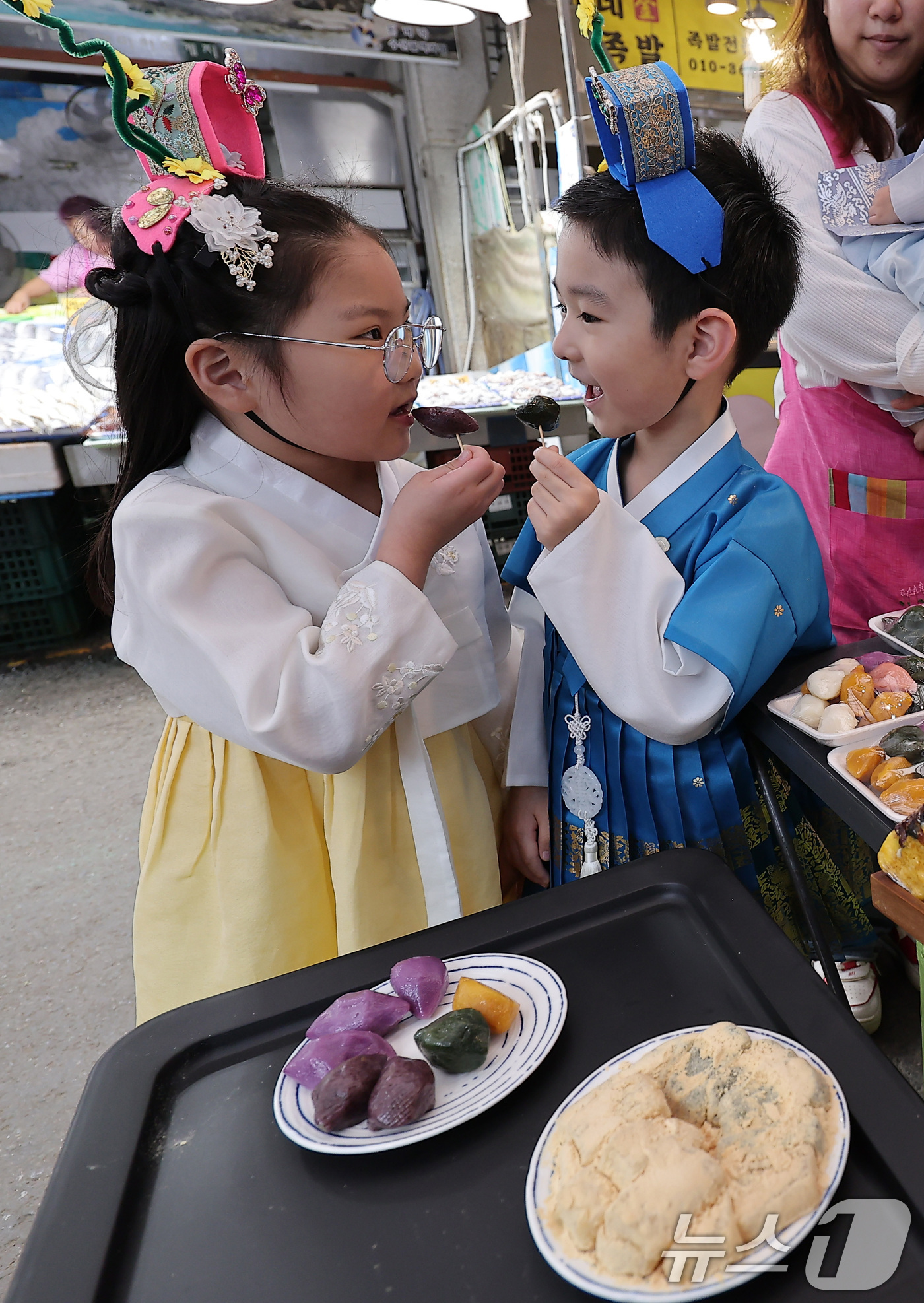 (서울=뉴스1) 김성진 기자 = 추석 연휴를 앞둔 1일 키드윈 아트 어린이집 원아들이 서울 양천구 목사랑시장을 방문해 송편을 먹고 있다. 2025.10.1/뉴스1