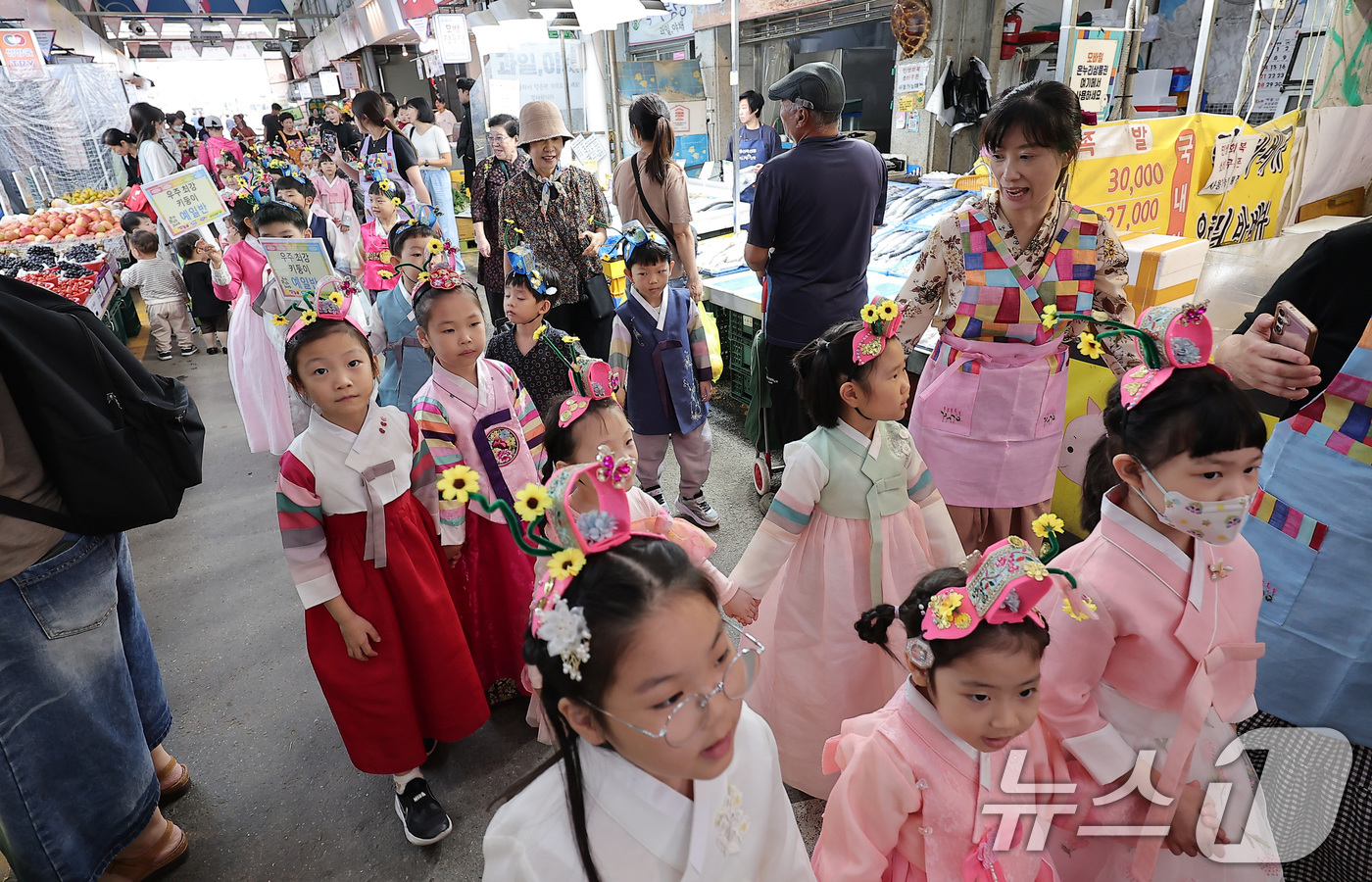 (서울=뉴스1) 김성진 기자 = 추석 연휴를 앞둔 1일 키드윈 아트 어린이집 원아들이 서울 양천구 목사랑시장을 방문하고 있다. 2025.10.1/뉴스1