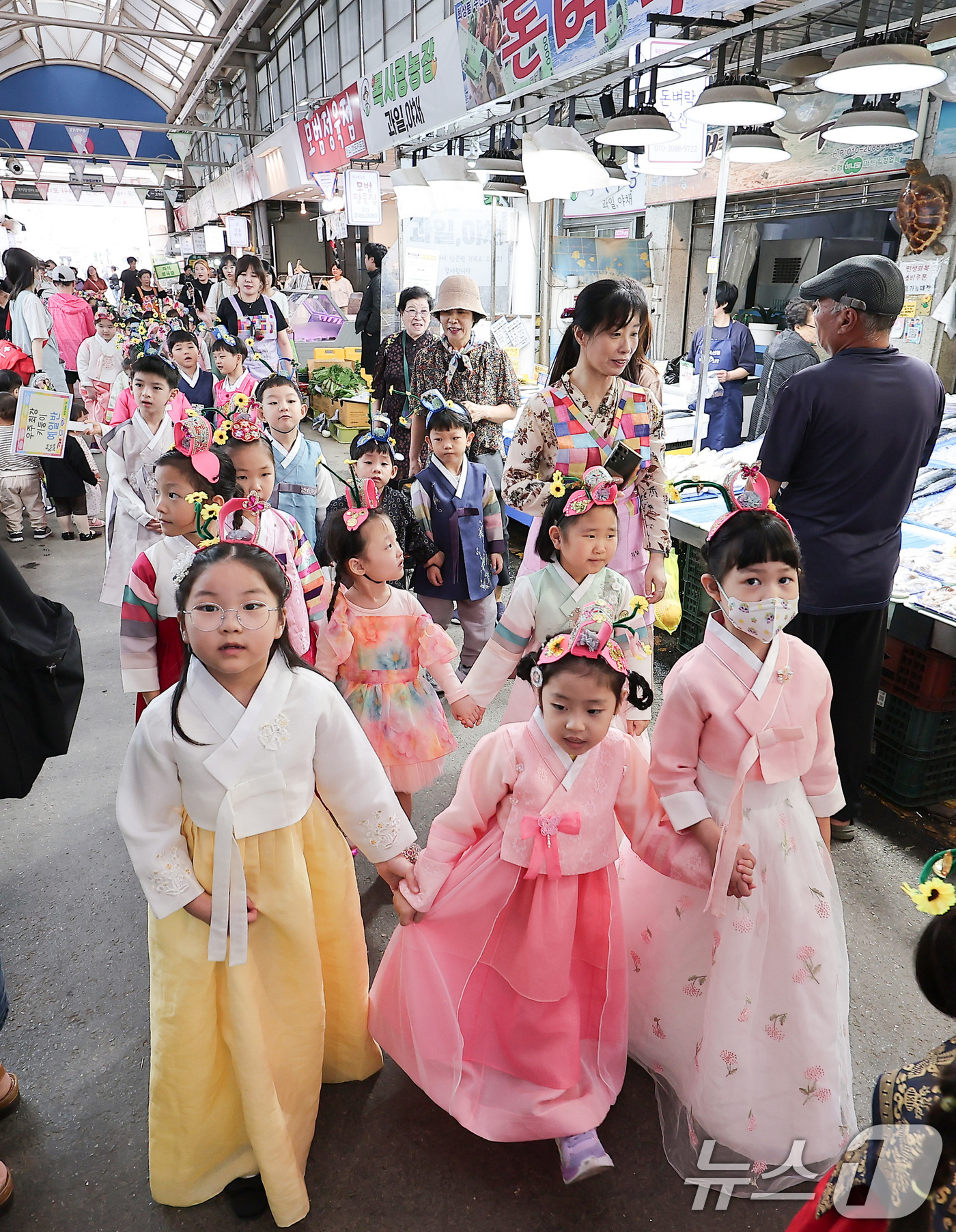 (서울=뉴스1) 김성진 기자 = 추석 연휴를 앞둔 1일 키드윈 아트 어린이집 원아들이 서울 양천구 목사랑시장을 방문하고 있다. 2025.10.1/뉴스1
