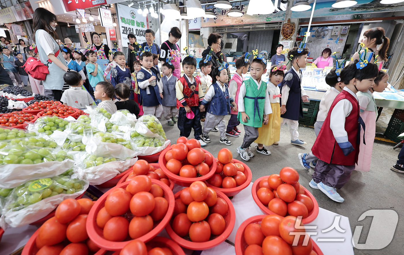 (서울=뉴스1) 김성진 기자 = 추석 연휴를 앞둔 1일 키드윈 아트 어린이집 원아들이 서울 양천구 목사랑시장을 방문하고 있다. 2025.10.1/뉴스1