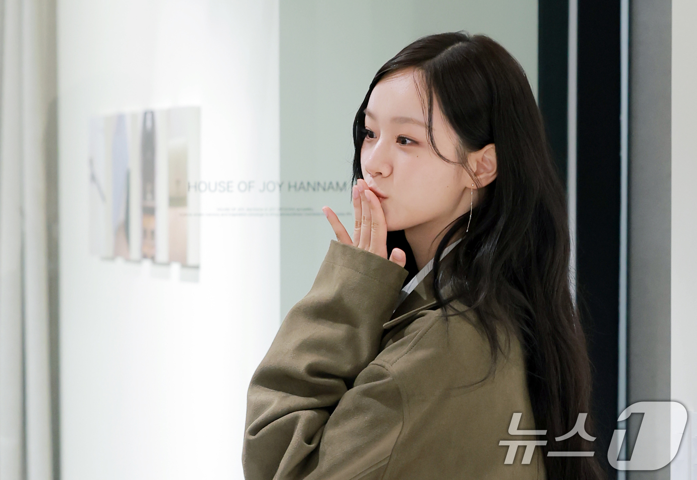 (서울=뉴스1) 권현진 기자 = 배우 혜리가 1일 오전 서울 용산구 한남동에서 진행된 패션 브랜드 조이그라슨 한남 플래그십 스토어 오픈 행사에 참석해 인사를 하고 있다. 2025. …